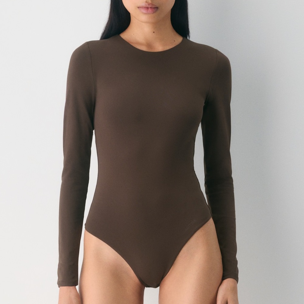 NWOT Aritzia Contour Crew Bodysuit